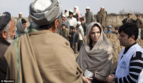Angelina Jolie làm từ thiện tại Afghanistan